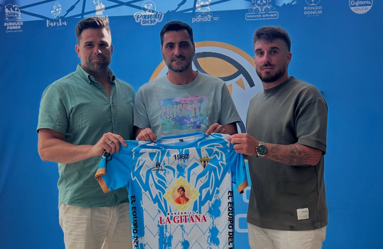 El jerezano Güiza, con su nueva camiseta.