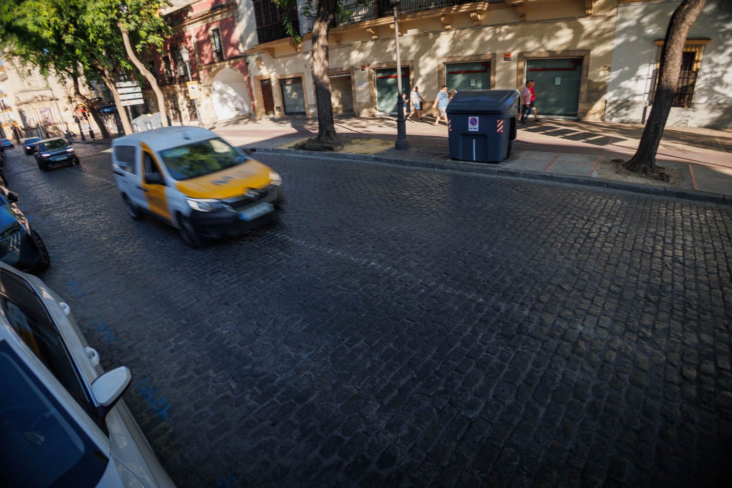 Coches circulando en calle Ancha, en el centro de Jerez.