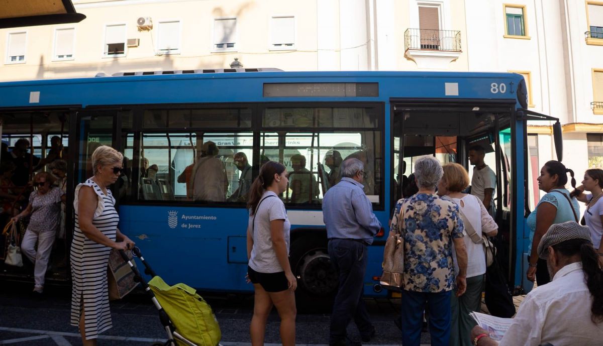 Un autobús urbano, este verano en Jerez.