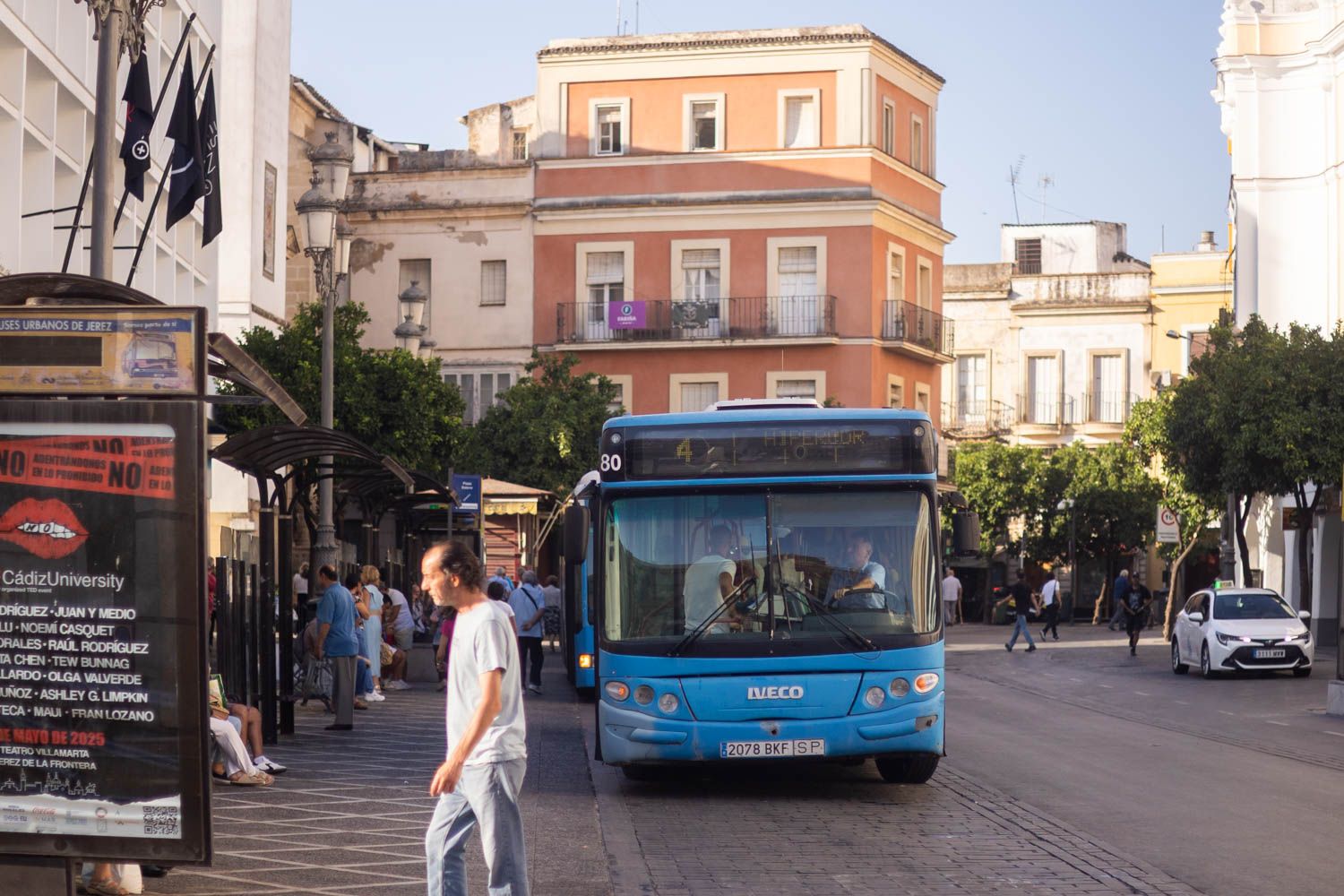 Un autobús urbano de Jerez, en la parada de Esteve.