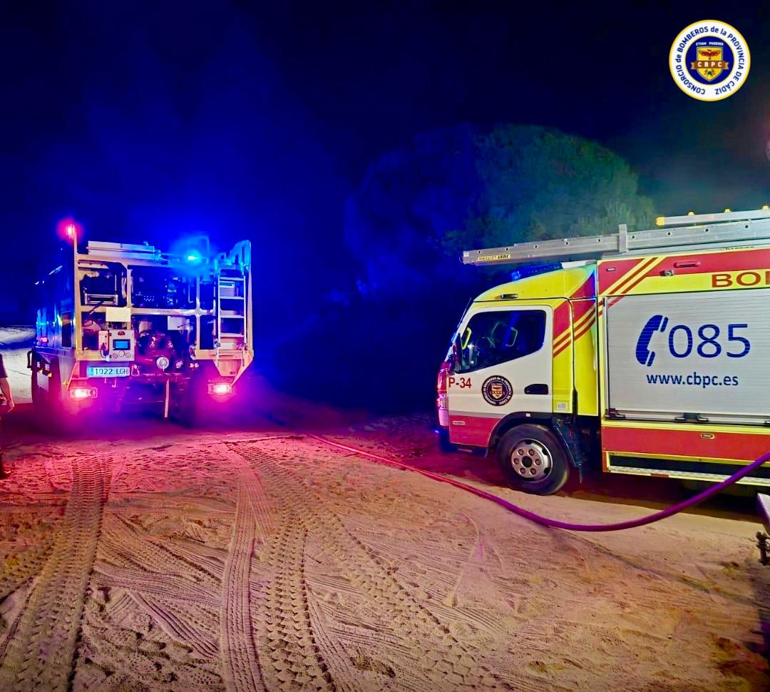 Dispositivo de los bomberos tras el incendio en la Cala del Aceite.