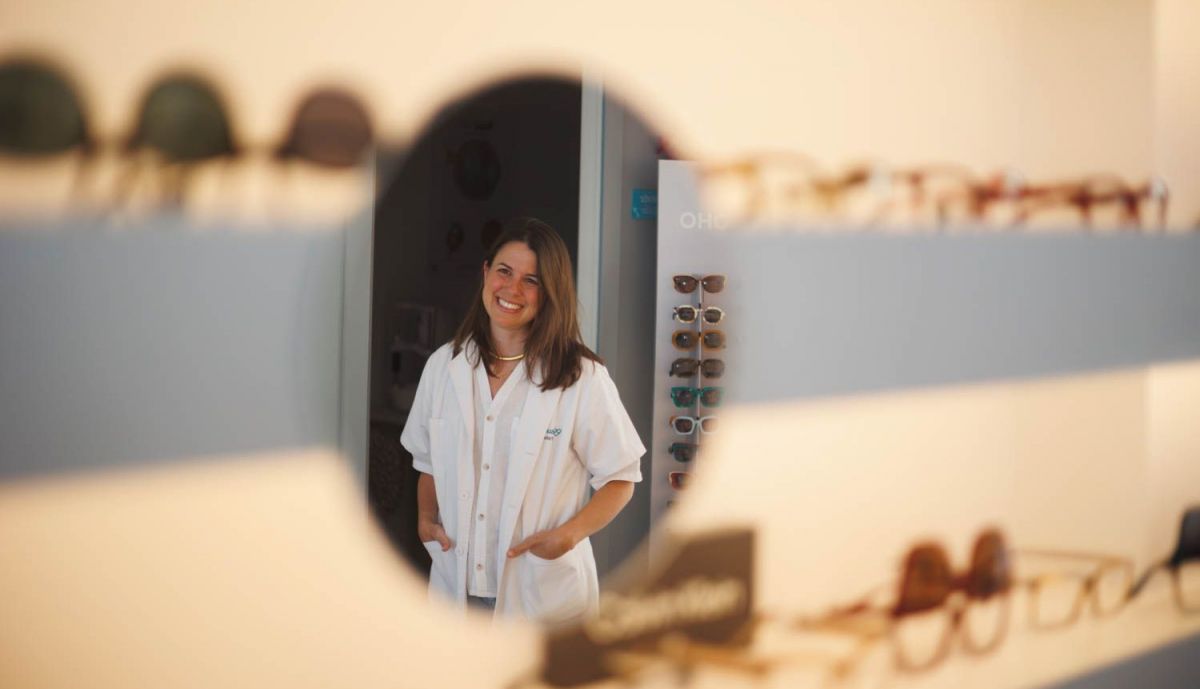 La profesión de la visión reflejada en un espejo de la óptica. 