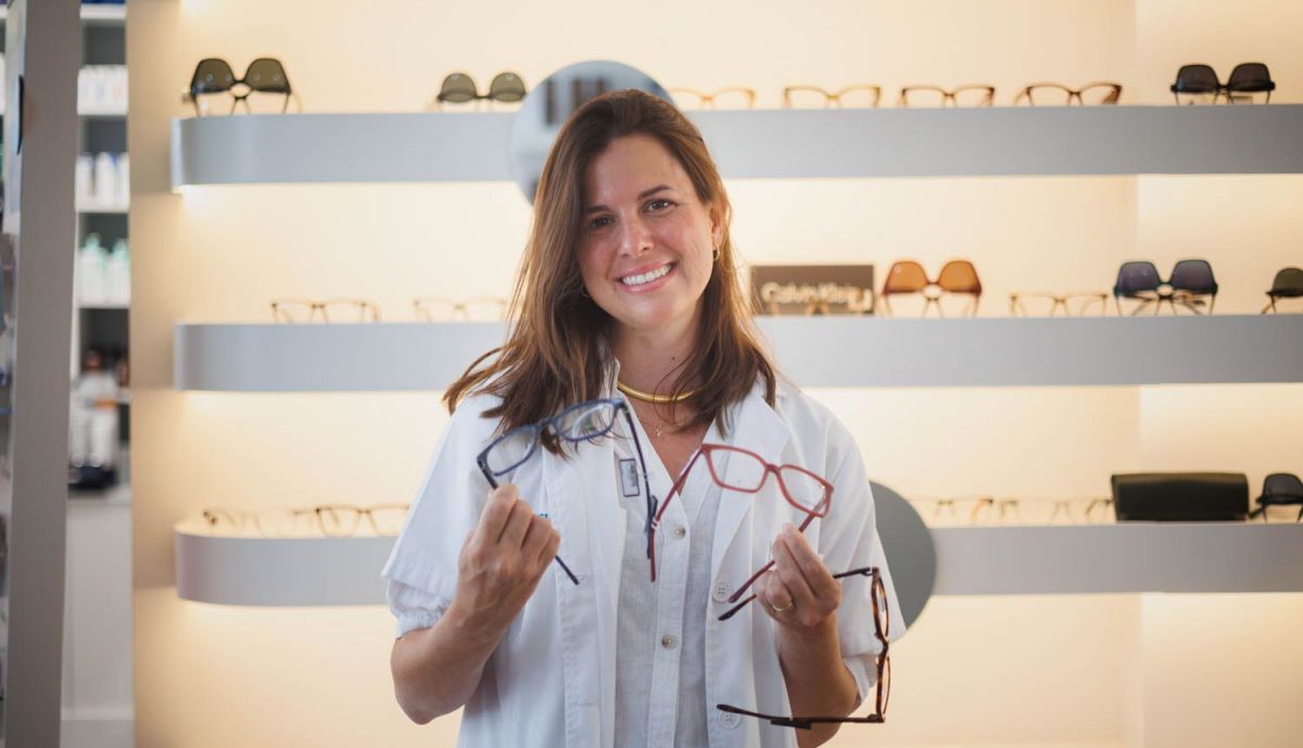 Enseñando algunos de los modelos de monturas que ofrece Visualtropía. 