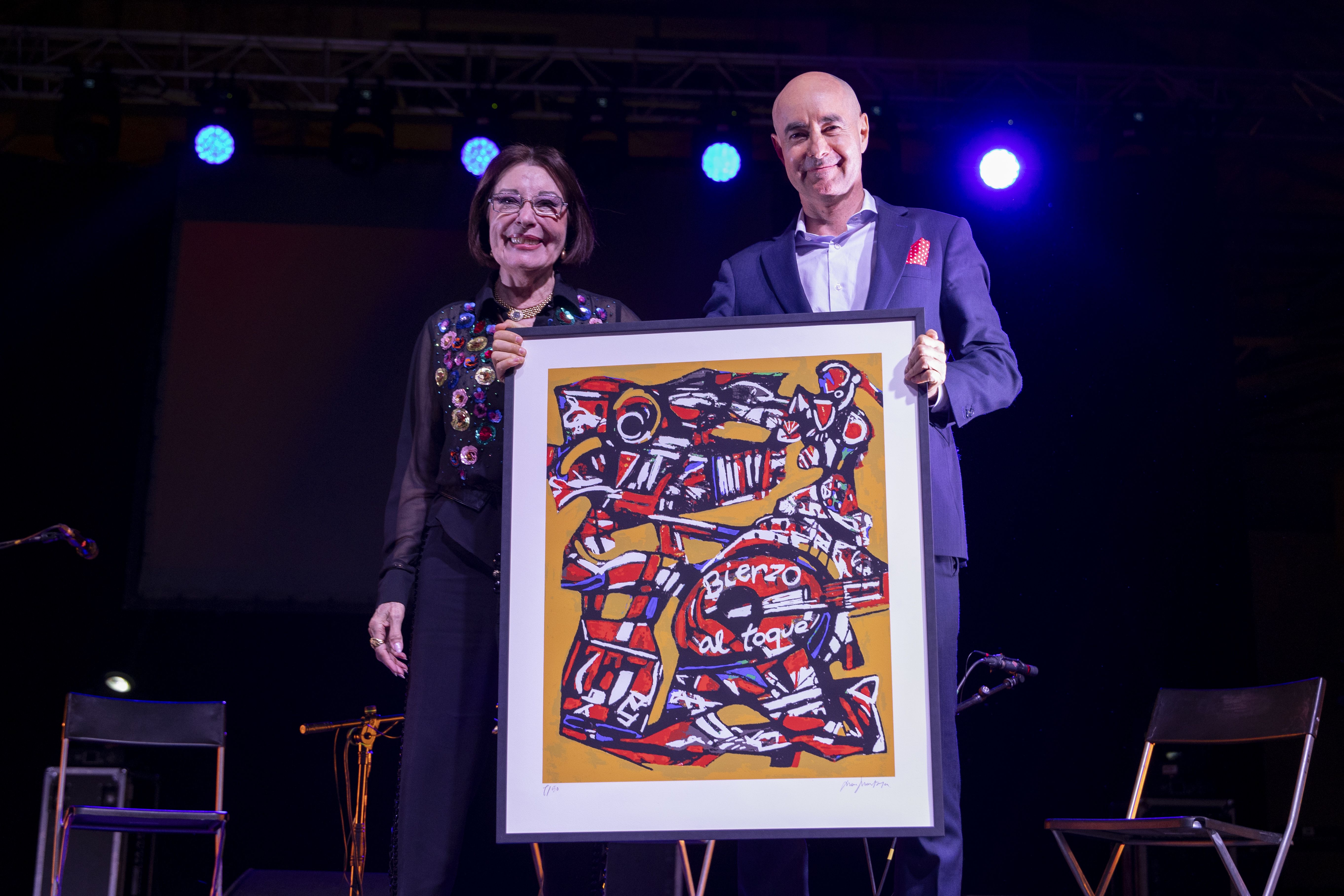 Blanca y Juan Manuel del Rey, recogiendo el premio Bierzo al Toque 2025