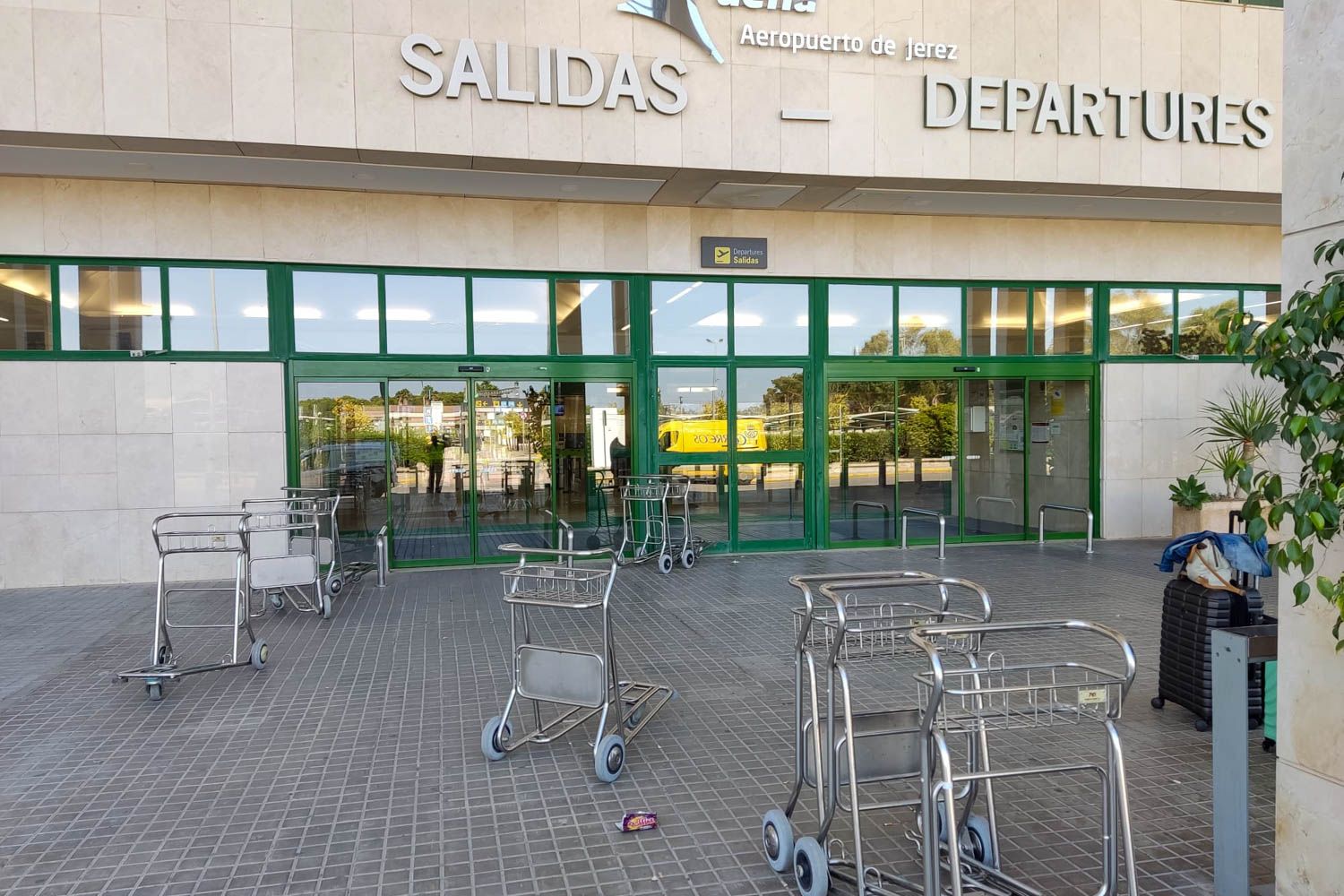 Suciedad y basura en el Aeropuerto de Jerez, en una imagen reciente.