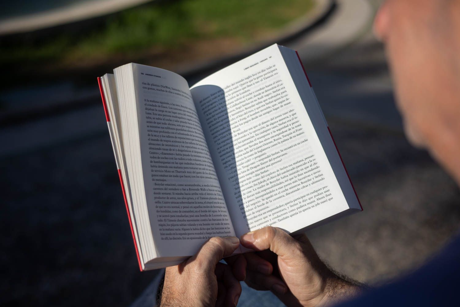Una persona leyendo un libro. Una persona leyendo un libro.
