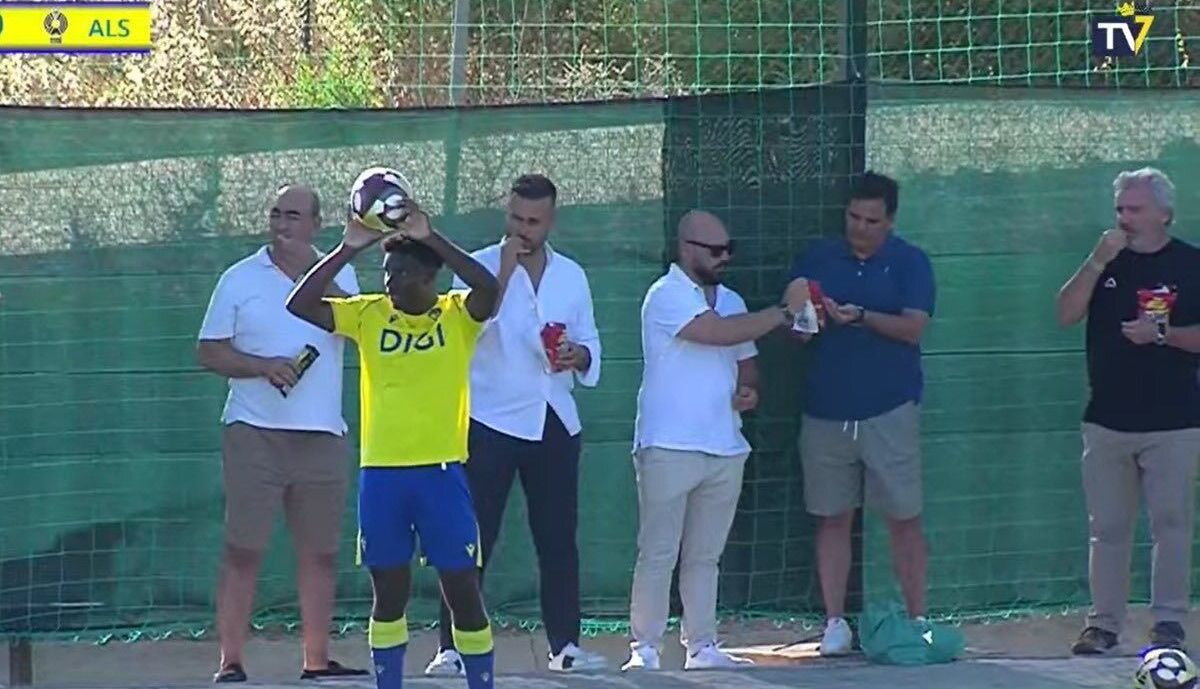 El alcalde de El Puerto, comiendo pipas con la directiva del Cádiz CF.