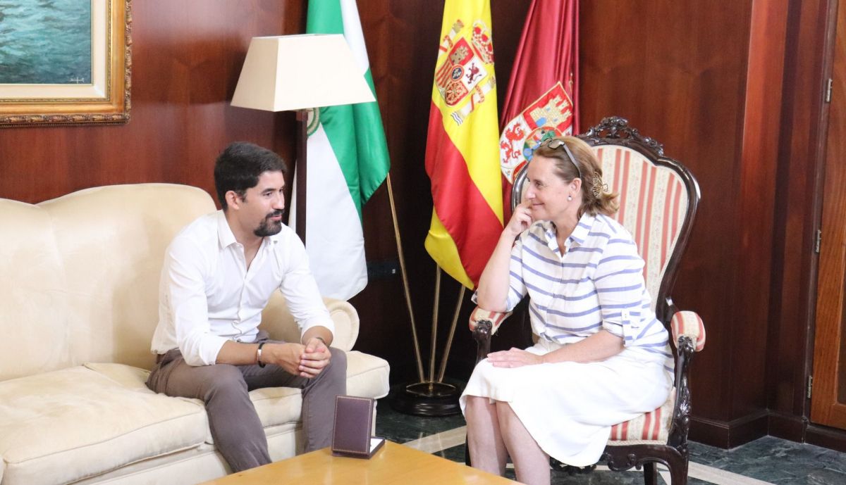 La alcaldesa de Puerto Real recibe al joven investigador