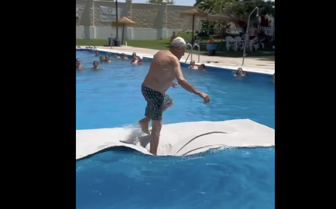 Ocaña, 81 años de vitalidad: el alma de esta piscina del Jerez rural que inspira a todos.