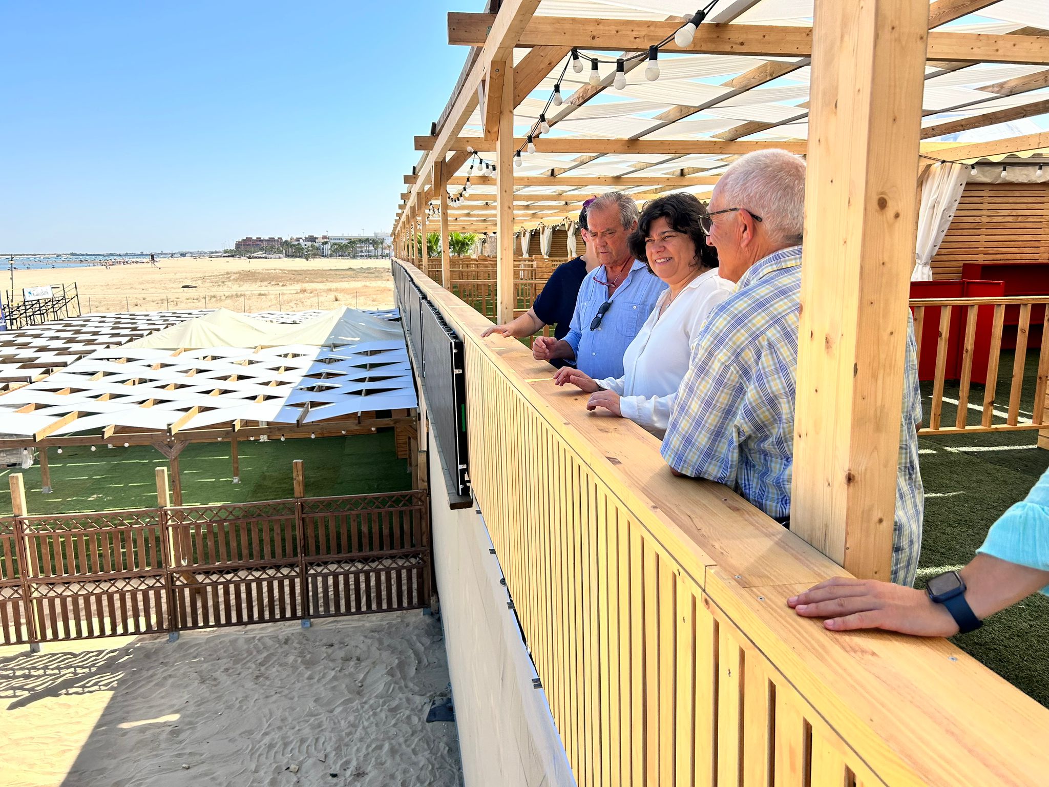 La alcaldesa y responsables de la Sociedad de Carreras de Caballos en la vista a las instalaciones.