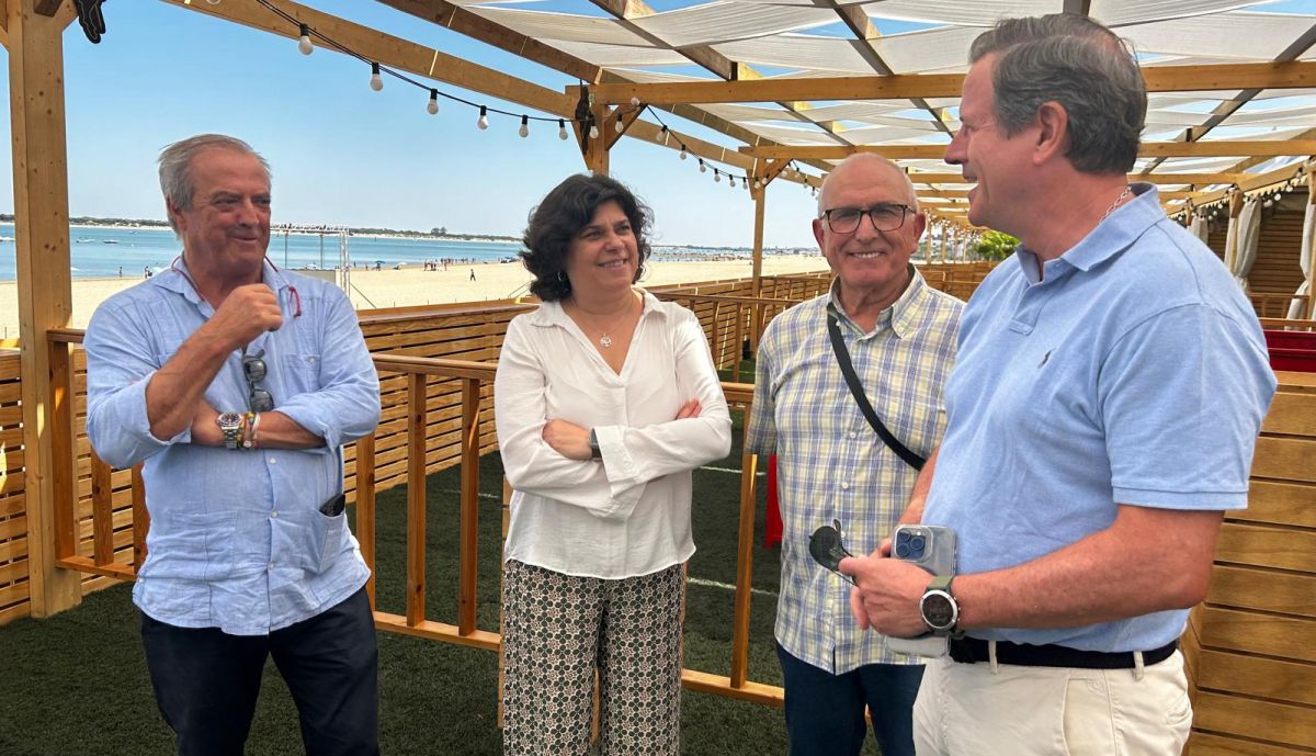 Carmen Álvarez conversado con los organizadores.