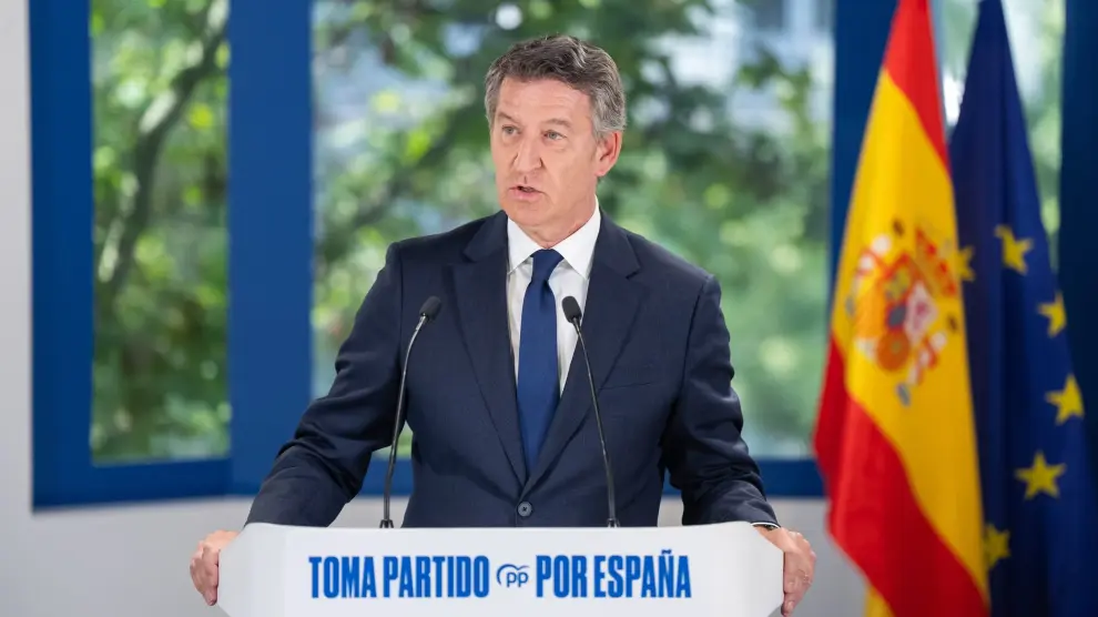 El presidente del Partido Popular, Alberto Núez Feijóo, durante una rueda de prensa, en la sede del PP.