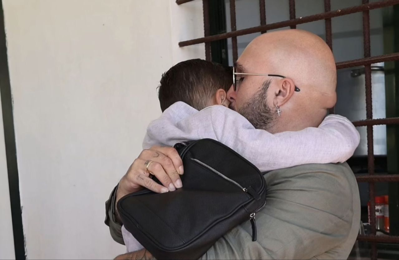 Kiko Rivera con su ahijado. Kiko Rivera con su ahijado.