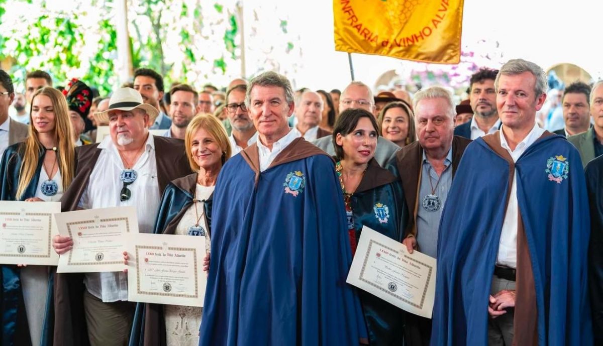 La alcaldesa Pelayo, en el centro con Núñez Feijóo, este verano en Cambados, la capital del Albariño.