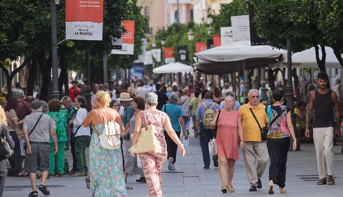 La calle Larga, atestada de gente, en una imagen de archivo.