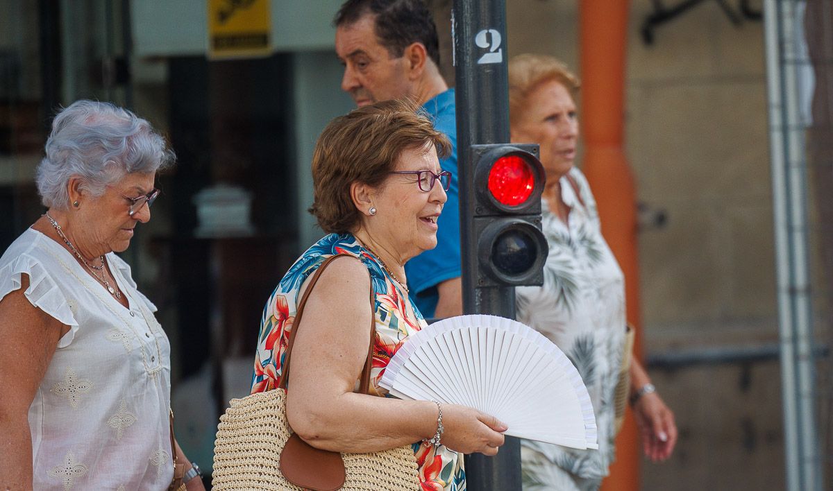 Una vecina se refresca con un abanico en Jerez.