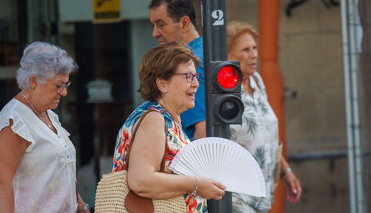 Una vecina se refresca con un abanico en Jerez.