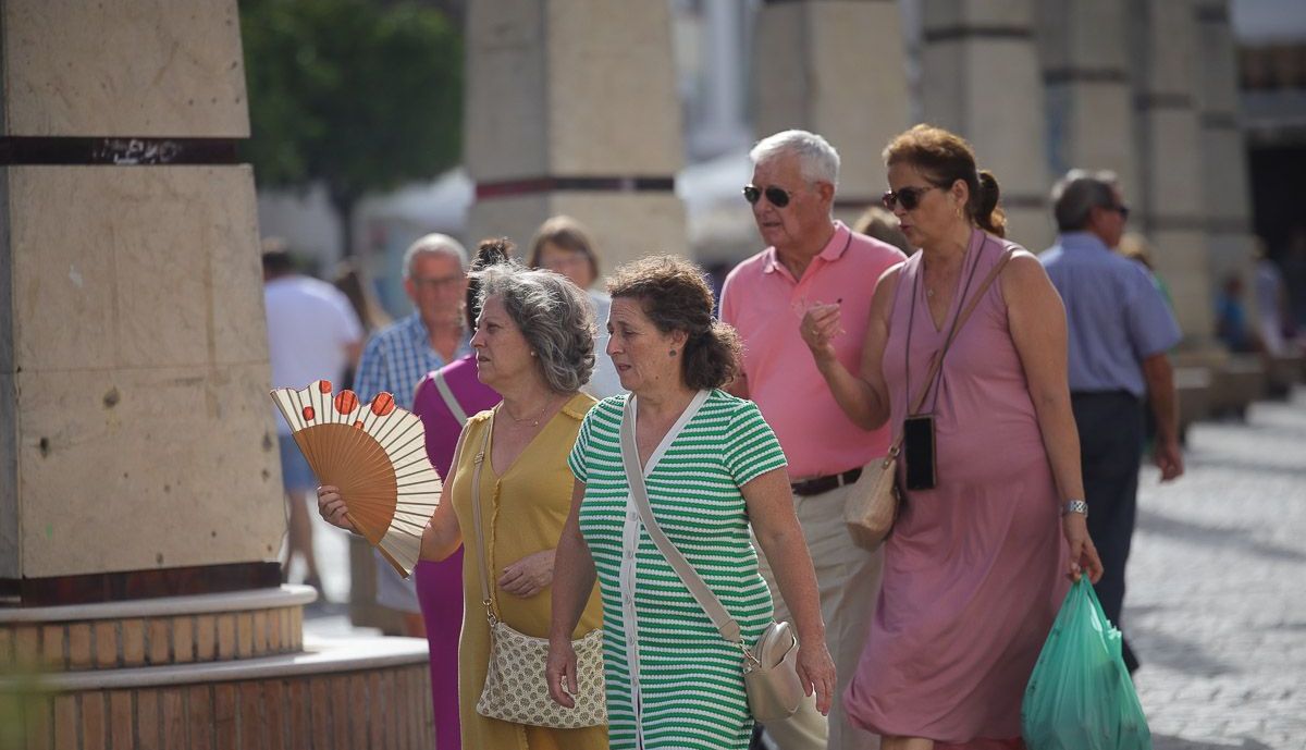 Un grupo de personas camina por Jerez.