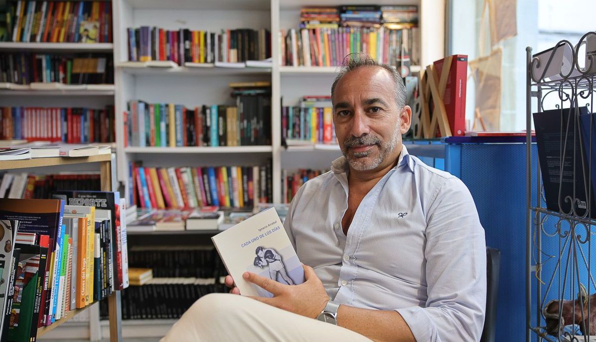 Adrian posando en la librería, punto de encuentro para lectores y la cultura.