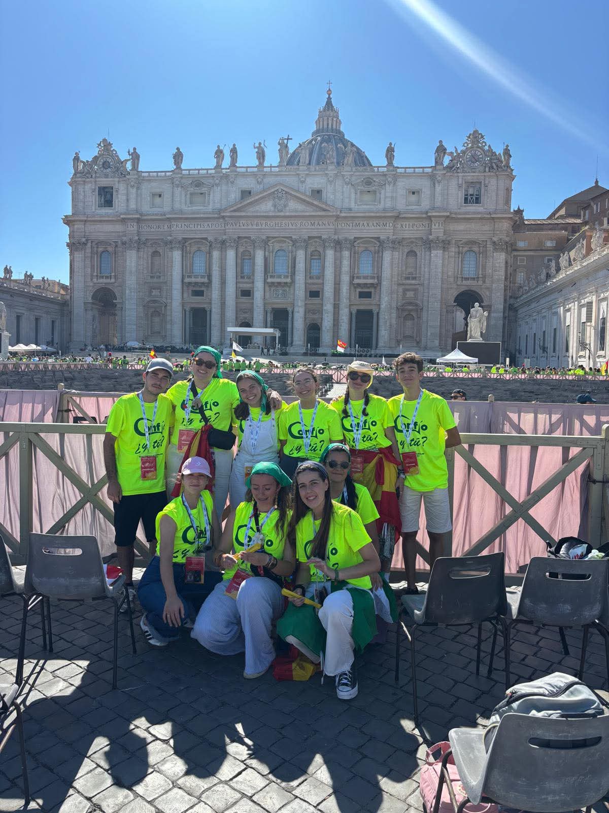Peregrinos de Sevilla junto al arzobispo ante Santa María la Mayor. 