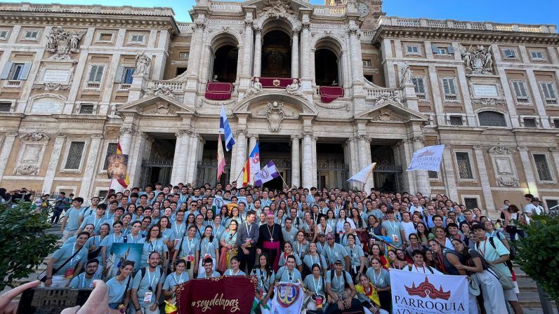 Centenares de jóvenes sevillanos posando junto al arzobispo en Santa Maria a Mayor. 