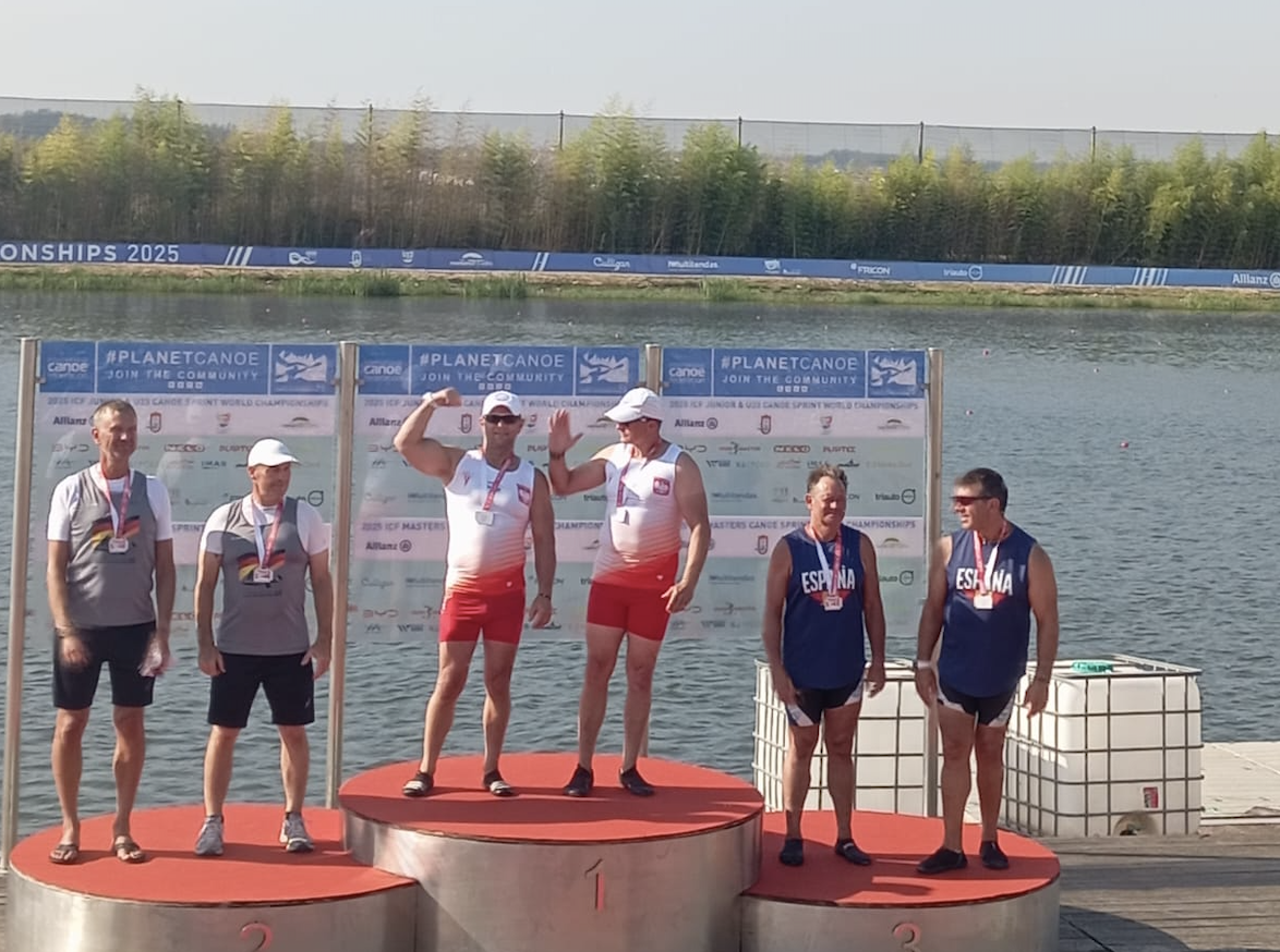 El podio con los palistas chiclaneros. 