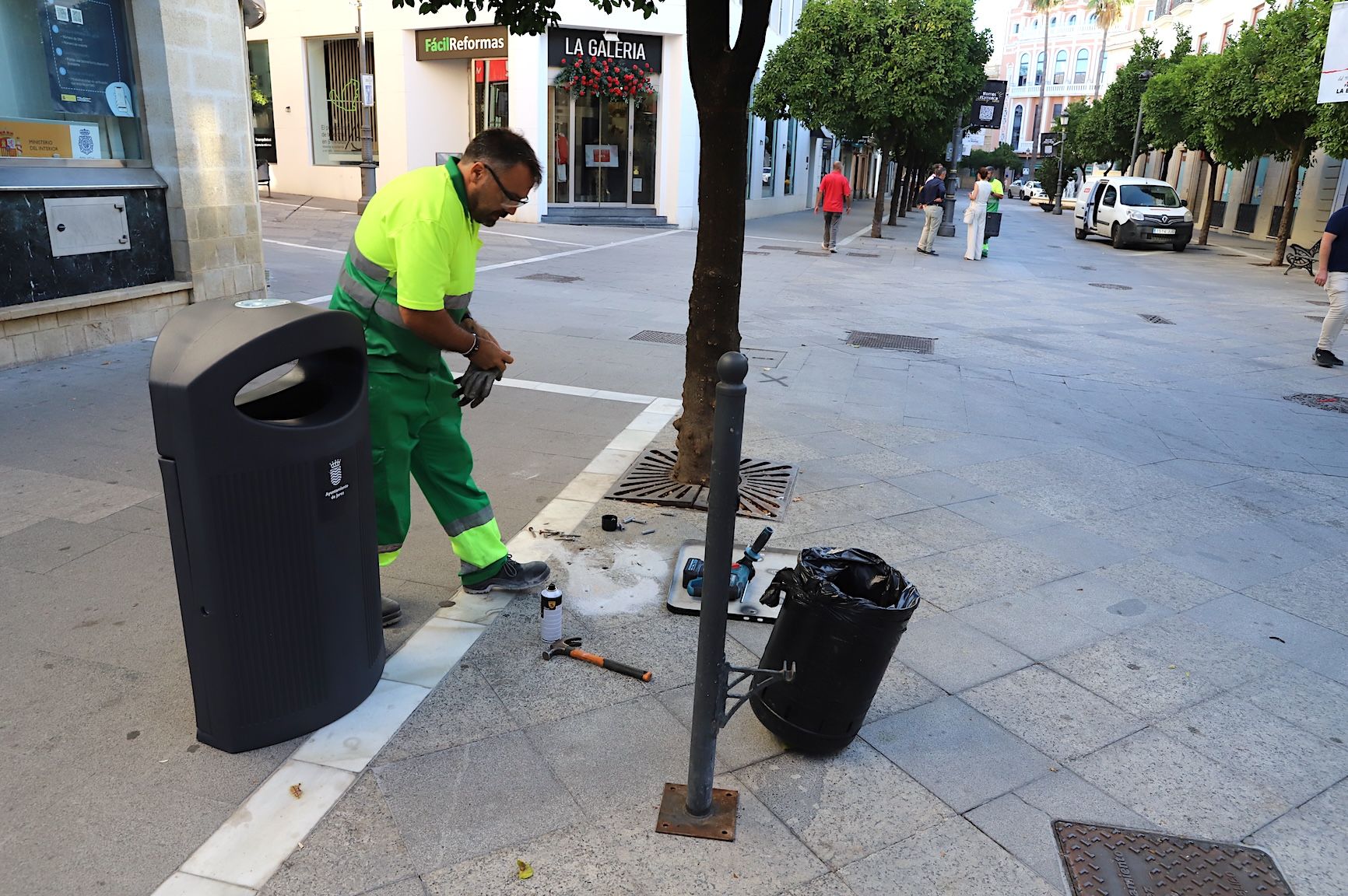 Las papeleras 'Cibeles' e 'Ibiza' llegan al centro de Jerez en una amplia renovación.