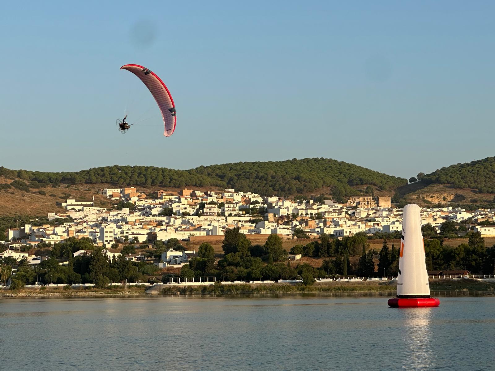 Uno de los equipos participantes entrenando sobre el lago de Bornos. 