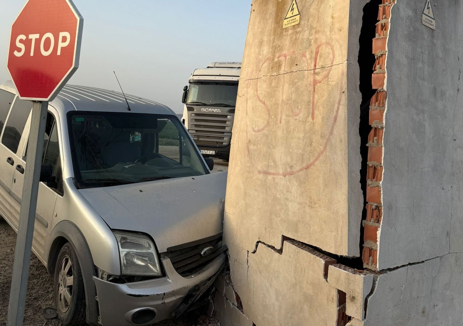 Un turismo ha colisionado en la mañana de este martes con un poste del tendido eléctrico de alta tensión en pleno Sector B-XII para evitar la colisión con un camión.