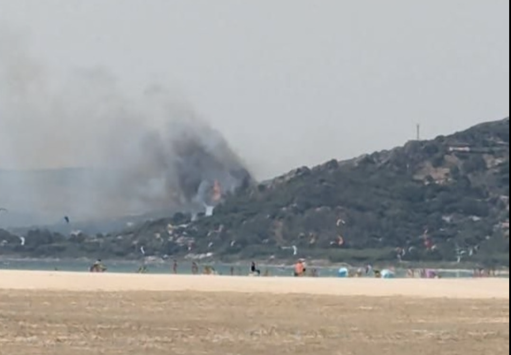 Vista del incendio de Tarifa.