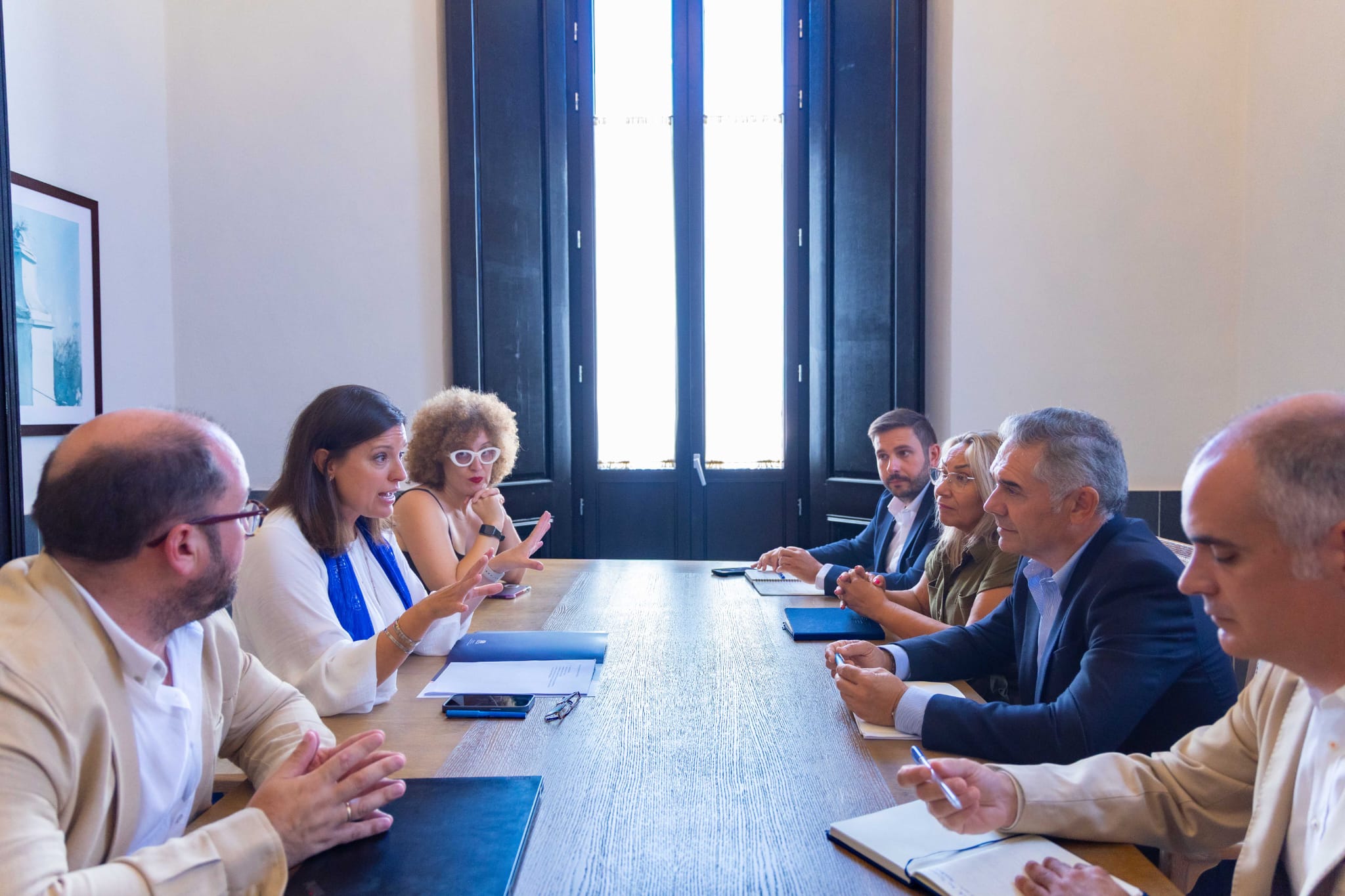 La alcaldesa y delegados reunidos con el Consejo de Hermandades. 