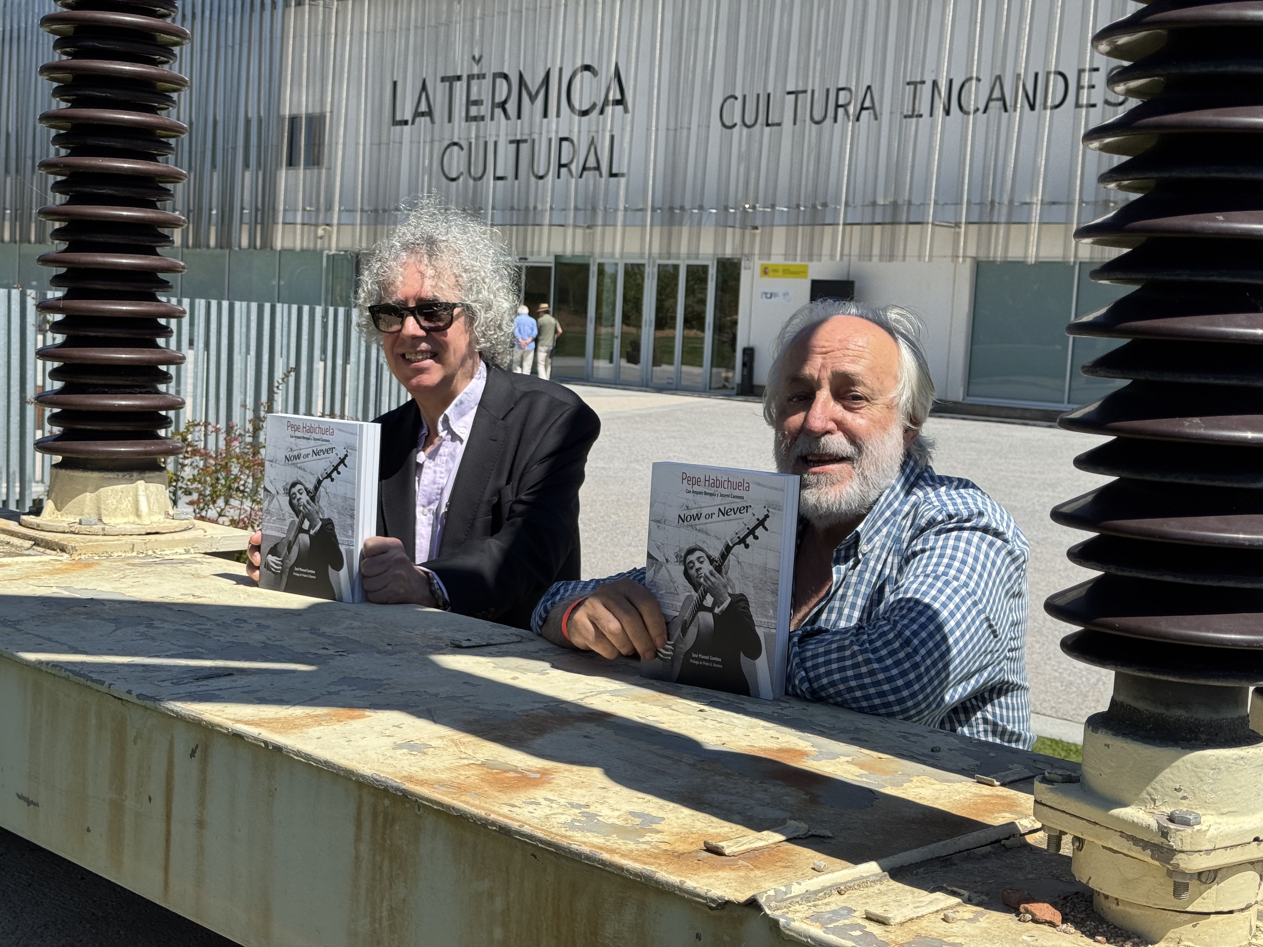 José Manuel Gamboa, junto a Paco Manzano, momentos antes de la presentación del libro 'Now or Never'