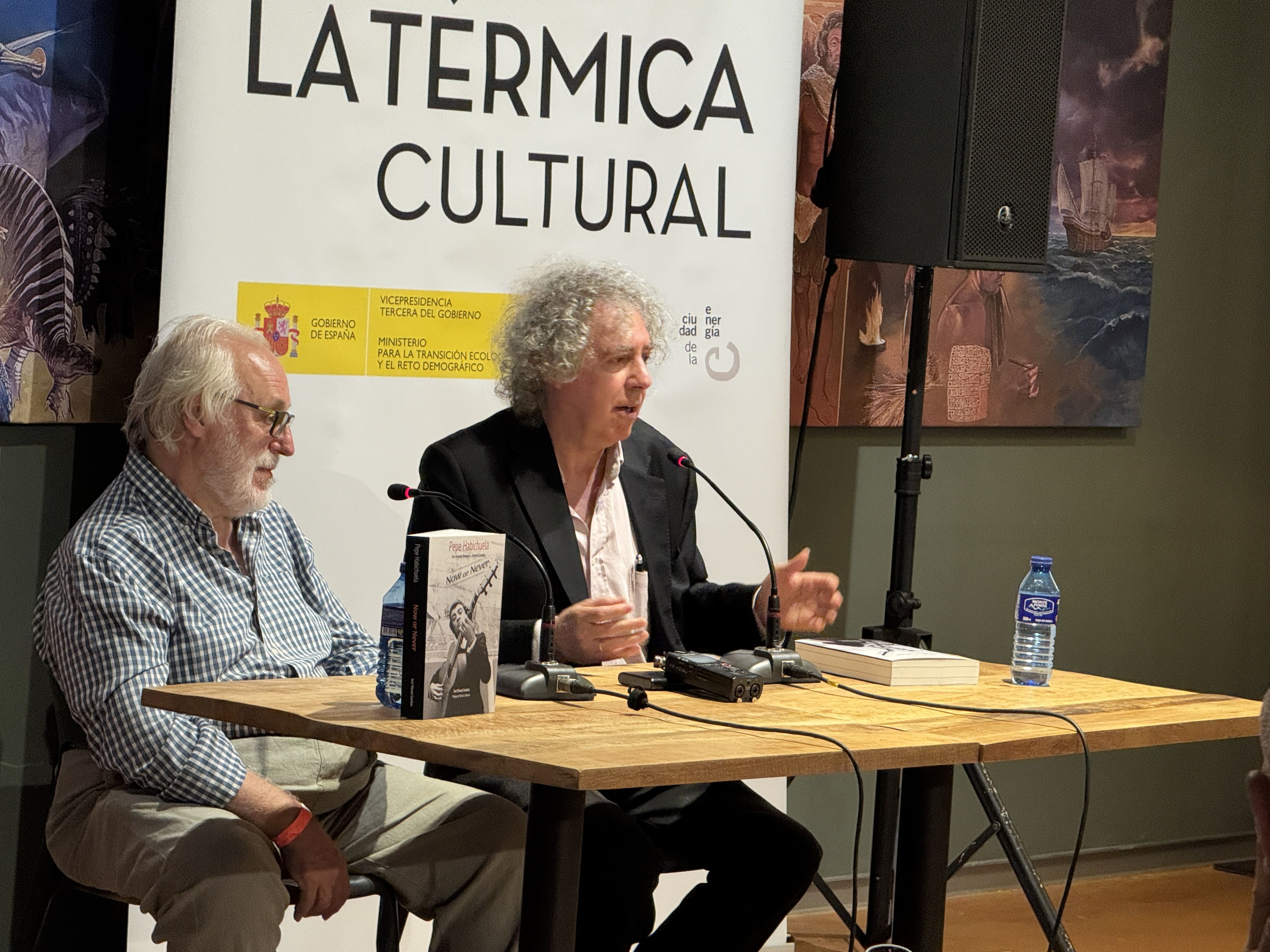 José Manuel Gamboa y Paco Manzano, durante la presentación del libro 'Now or Never' sobre Pepe Habichuela en el festival flamenco Bierzo al Toque de 2025.