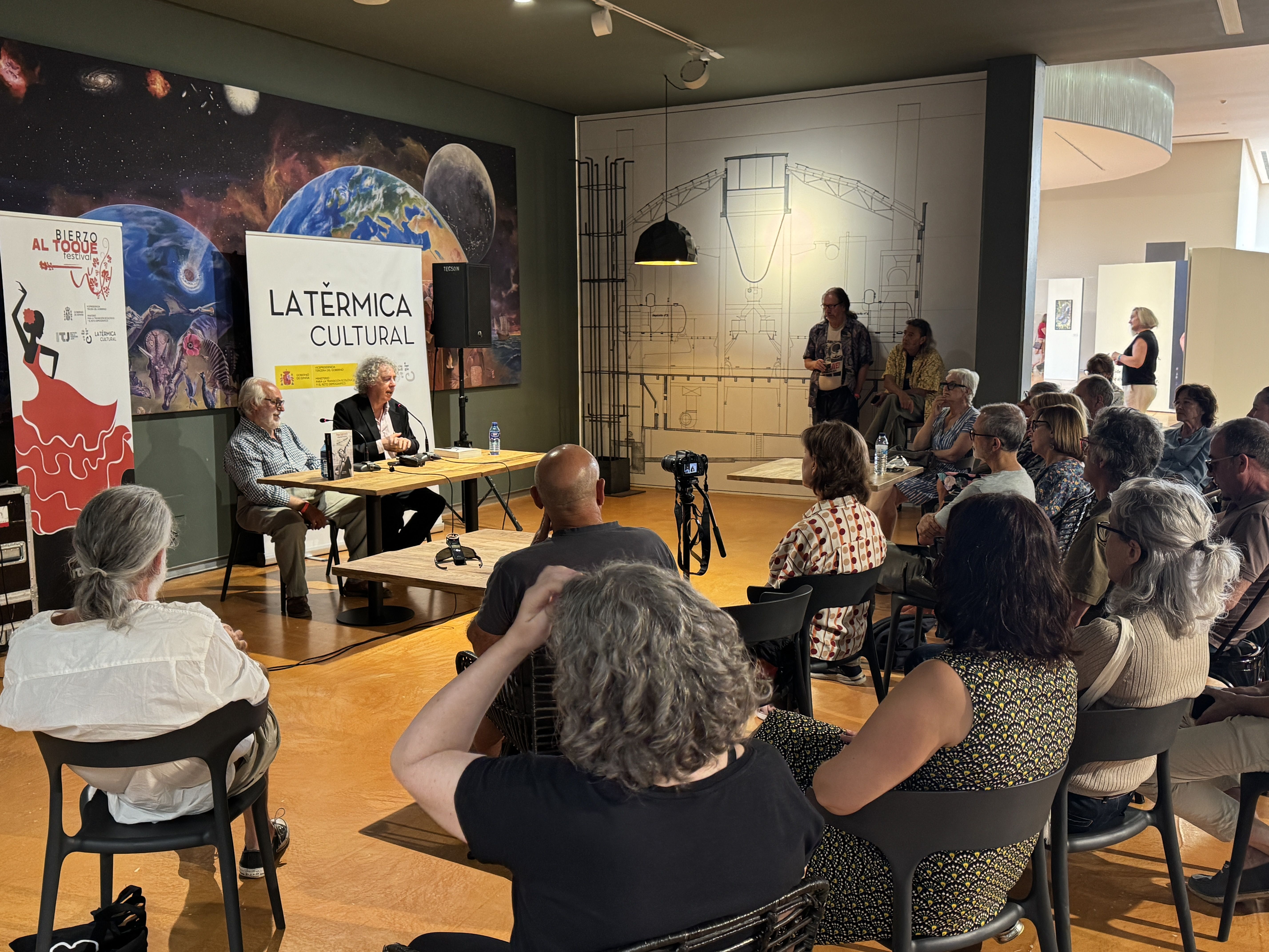 La jornada principal del festival flamenco Bierzo al Toque acogía la presentación del último libro de José Manuel Gamboa en Ponferrada.