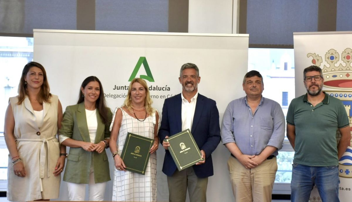 El alcalde de Rota, en la cesión del terreno a la Junta.