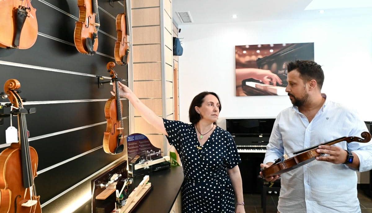 Nela García, con el gerente de Prieto Música.