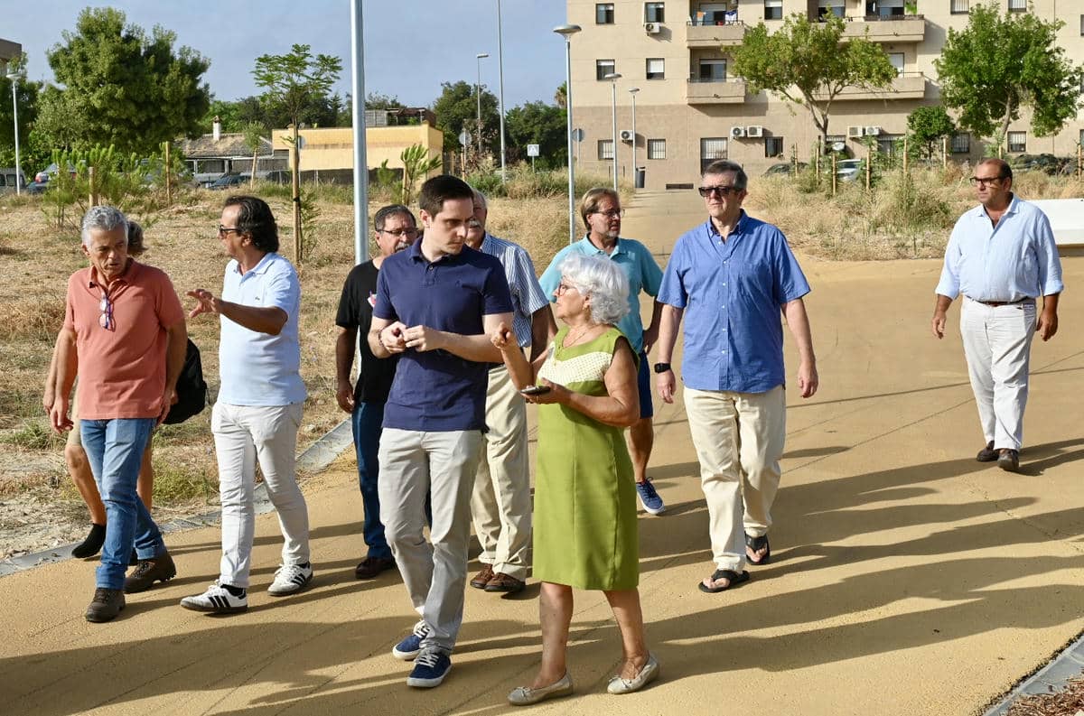 Jaime Espinar, con los vecinos de La Canaleja, en una imagen de archivo. Jaime Espinar, con los vecinos de La Canaleja, en una imagen de archivo.
