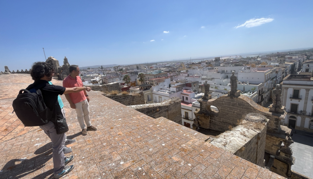 Técnicos revisando las cubiertas de la Prioral. 