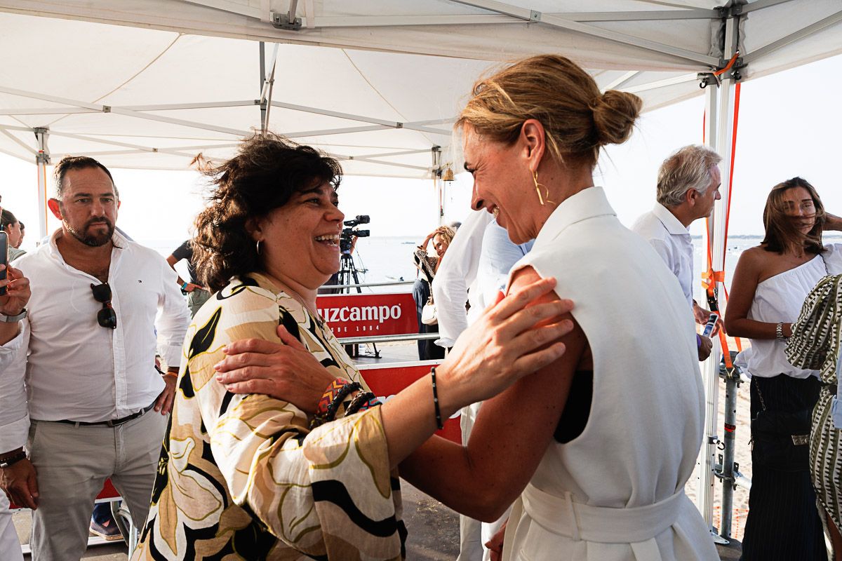 La alcaldesa de Sanlúcar, Carmen Álvarez, saluda a la presidenta de la Diputación de Cádiz, Almudena Martínez, en la última edición de las Carreras de Caballos de Sanlúcar.