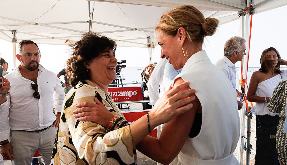 La alcaldesa de Sanlúcar, Carmen Álvarez, saluda a la presidenta de la Diputación de Cádiz, Almudena Martínez, en la última edición de las Carreras de Caballos de Sanlúcar.
