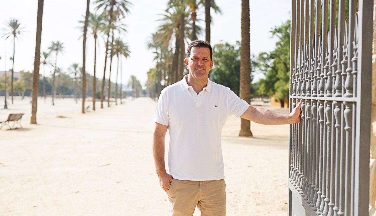El actual presidente de los caseteros apoyado en la reja de acceso al parque. 