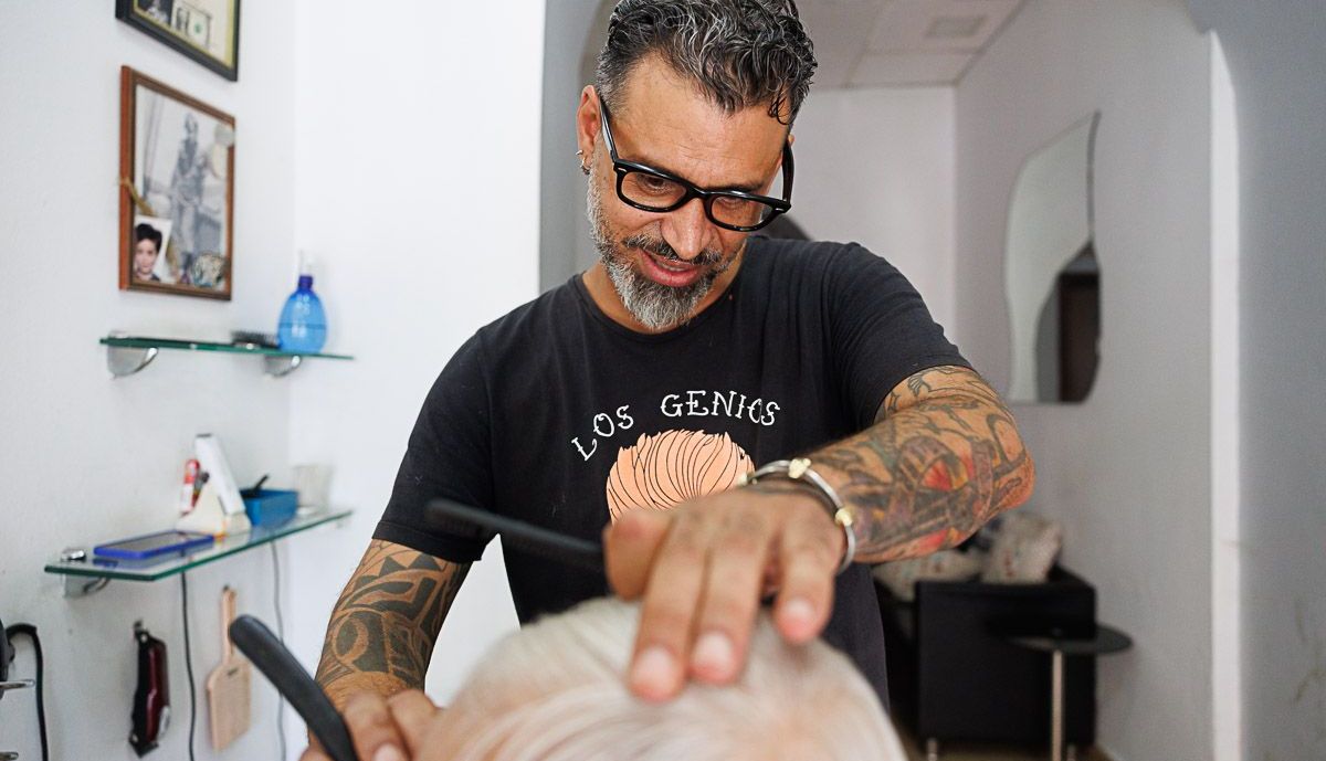 Pedro atendiendo a un cliente. 