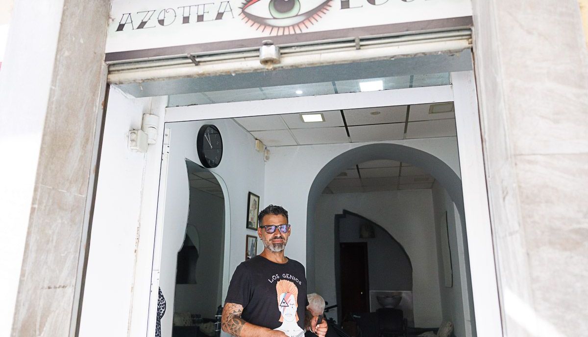 En la puerta de su establecimiento, 'La Azotea Loca'.