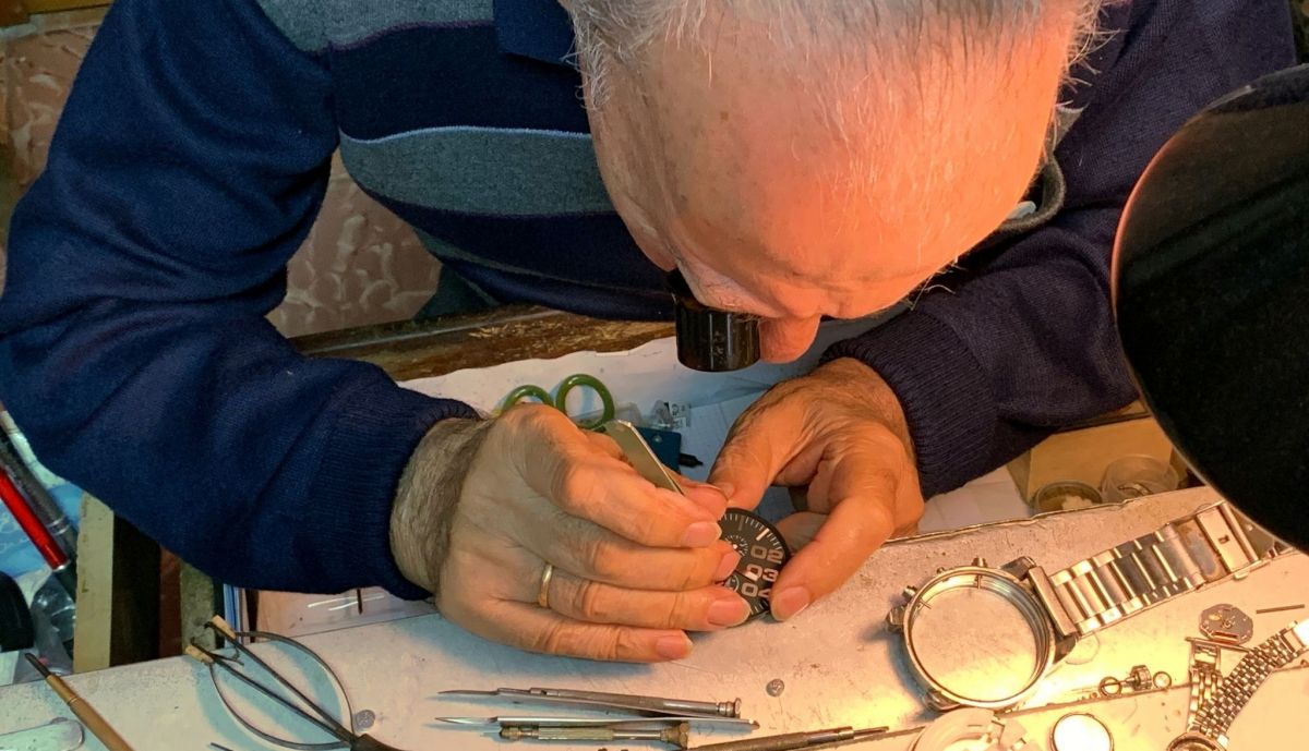 Joaquín trabajando en su taller