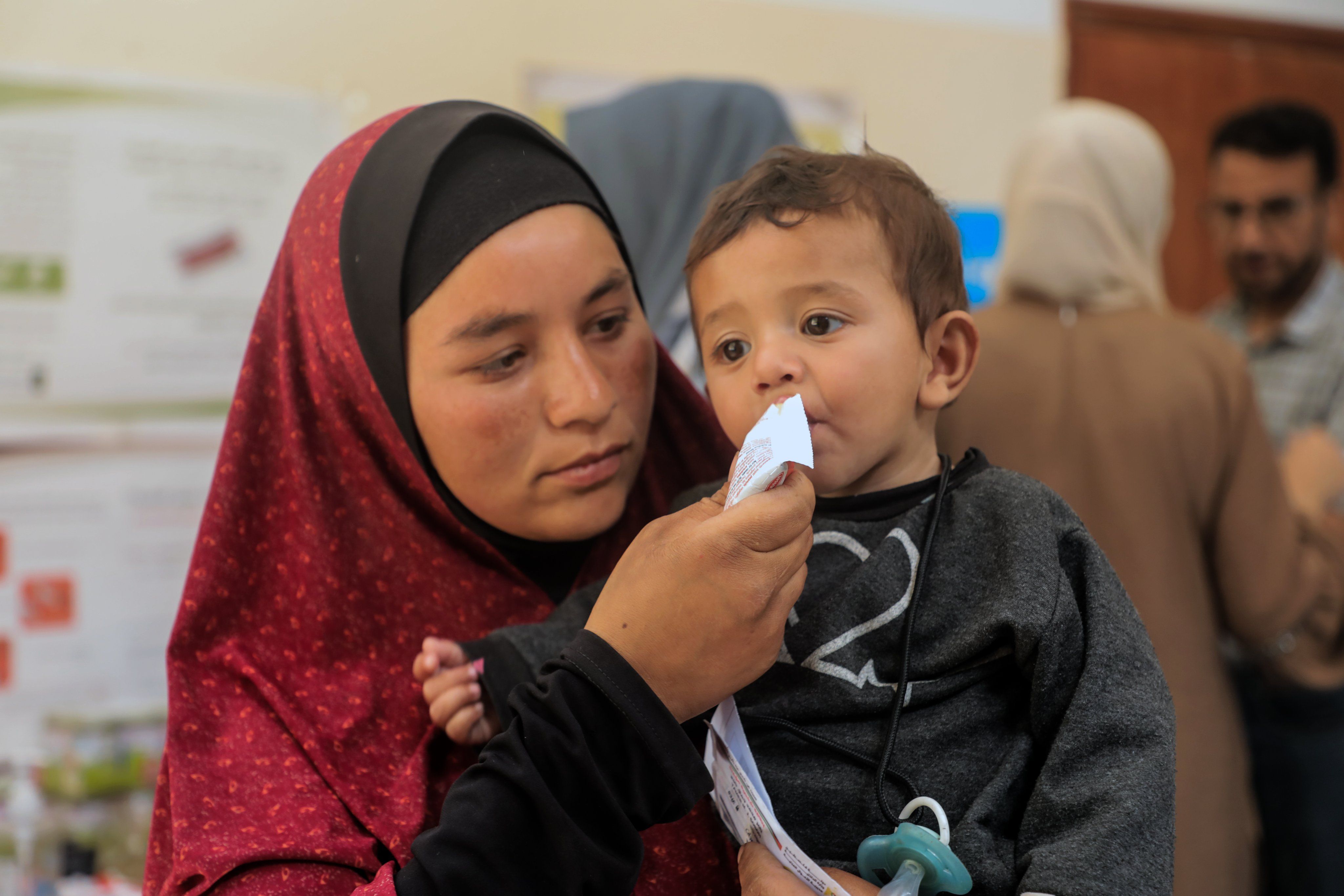 Una madre con su hijo en Gaza, en una imagen de Unicef.