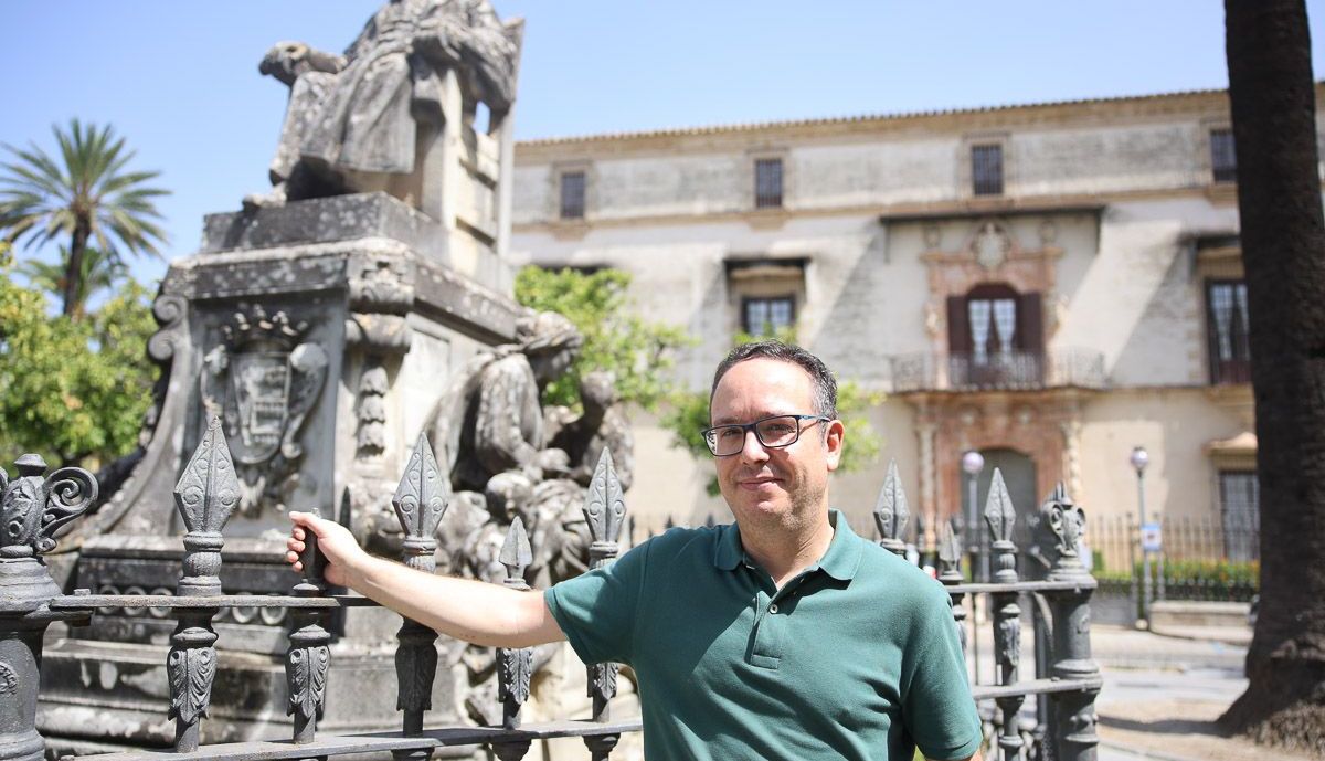 El historiador del arte junto al monumento al marqués de Domecq.  