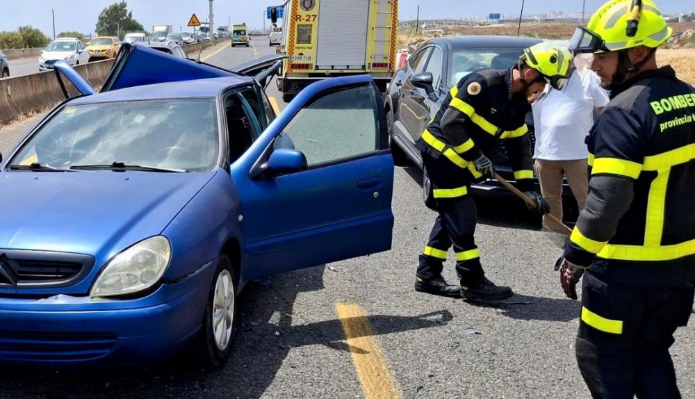 Los bomberos, trabajando en la zona.