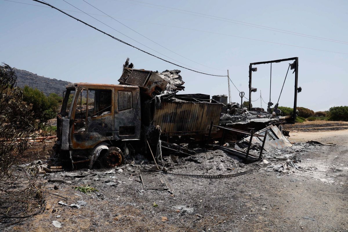 Un camión calcinado tras el incendio forestal de Tarifa.