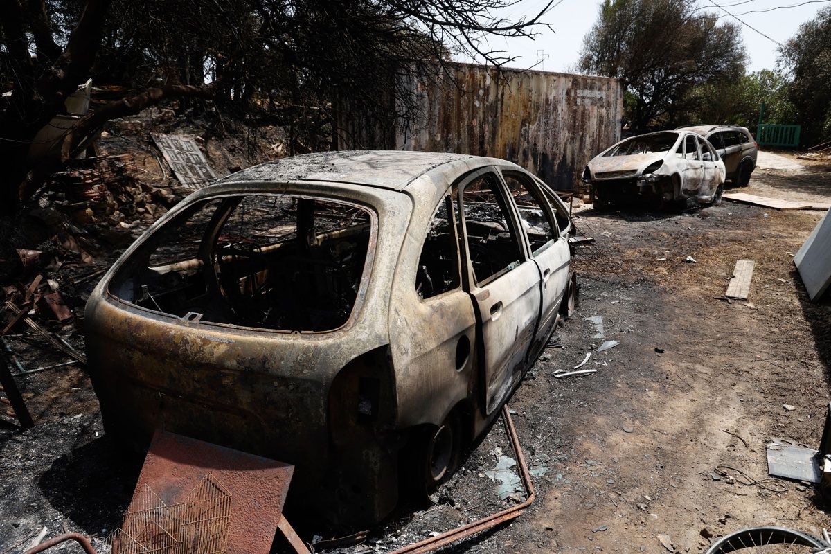Coche calcinado en Tarifa.