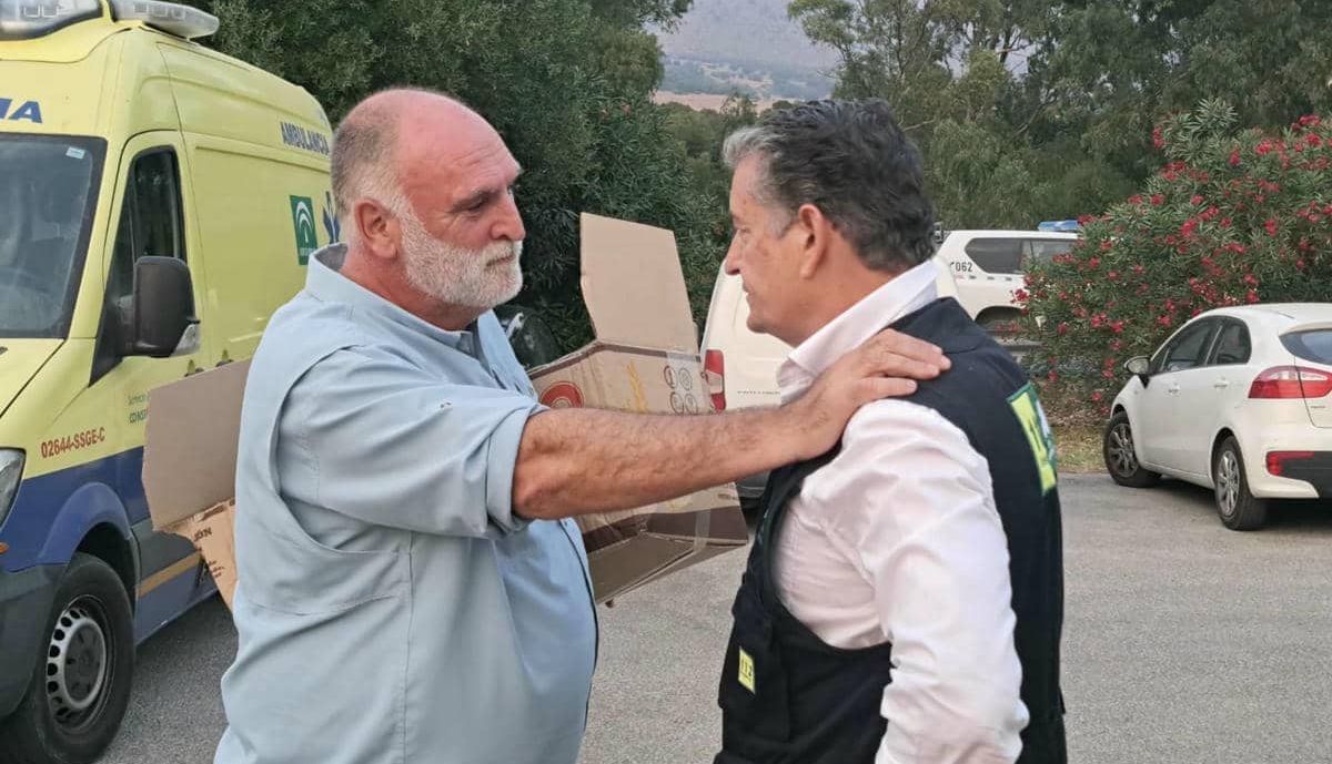 Antonio Sanz agradece su ayuda al chef José Andrés